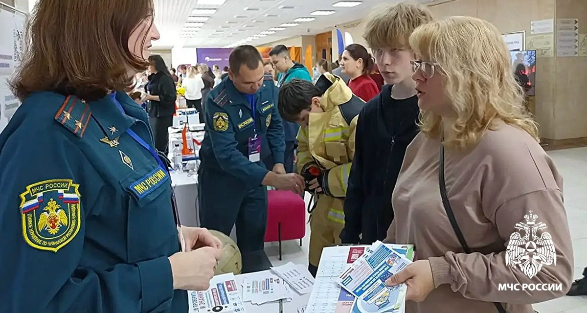 Школьники и студенты в Чебоксарах примерили боевую одежду пожарных на ярмарке вакансий