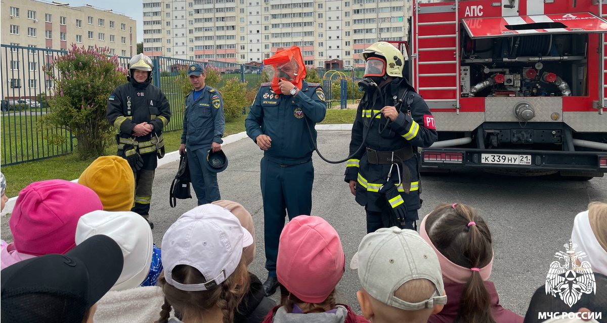 Дошкольники в Чебоксарах примерили боевую одежду и посидели за рулём пожарной машины