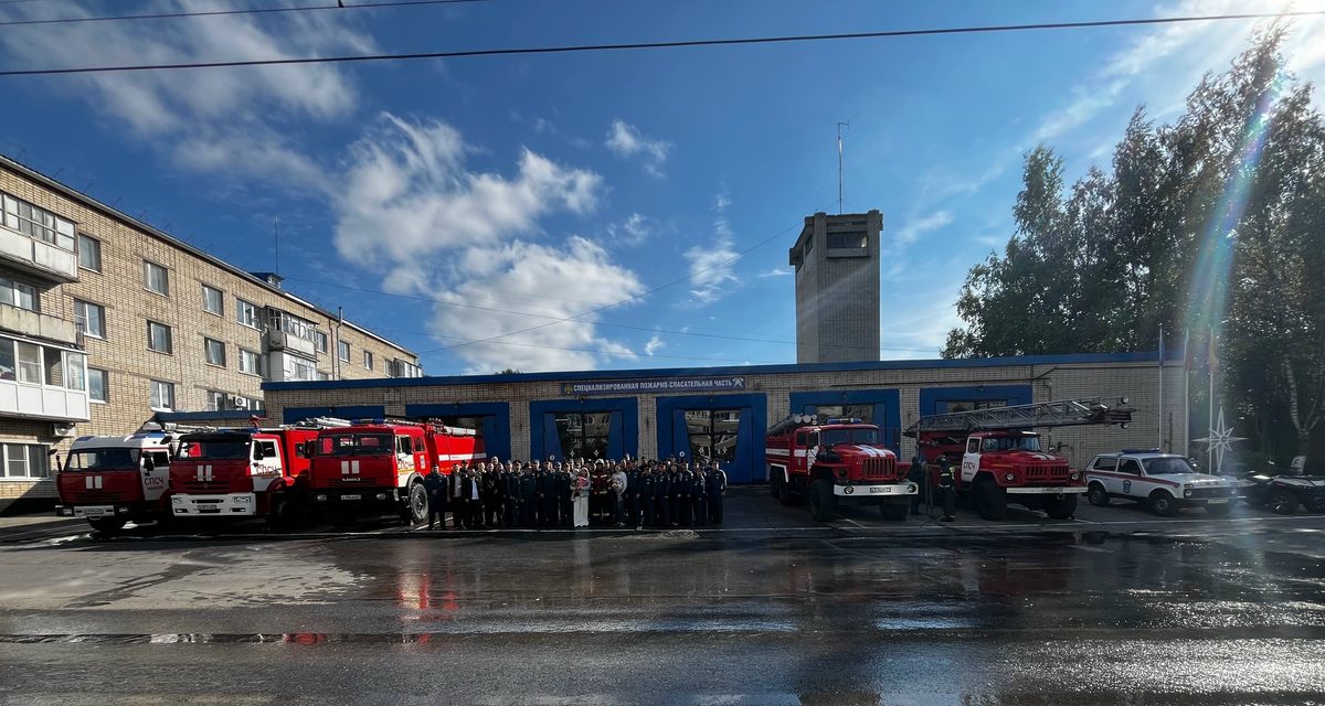 С пожарного Алексея Перегудова смыли копоть многолетней службы перед выходом на пенсию
