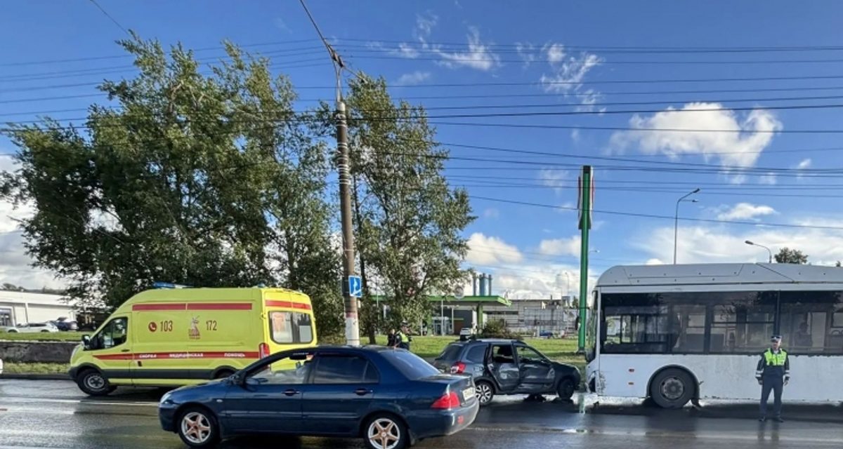 В Чебоксарах легковушка столкнулась с маршрутным автобусом, пострадали два человека