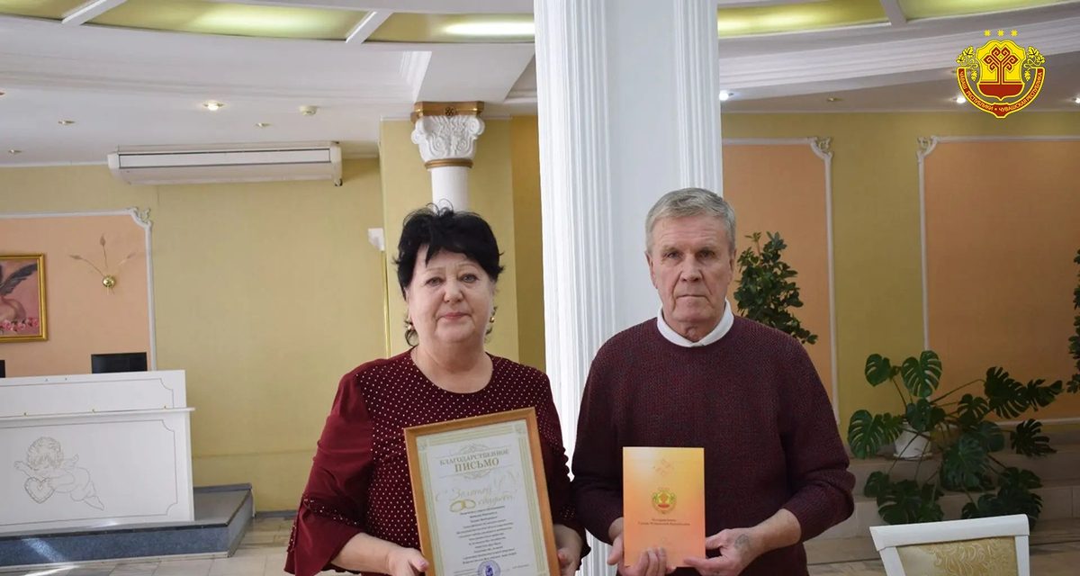 Водитель автобуса и юная пассажирка встретились взглядами и спустя полвека отметили золотую свадьбу