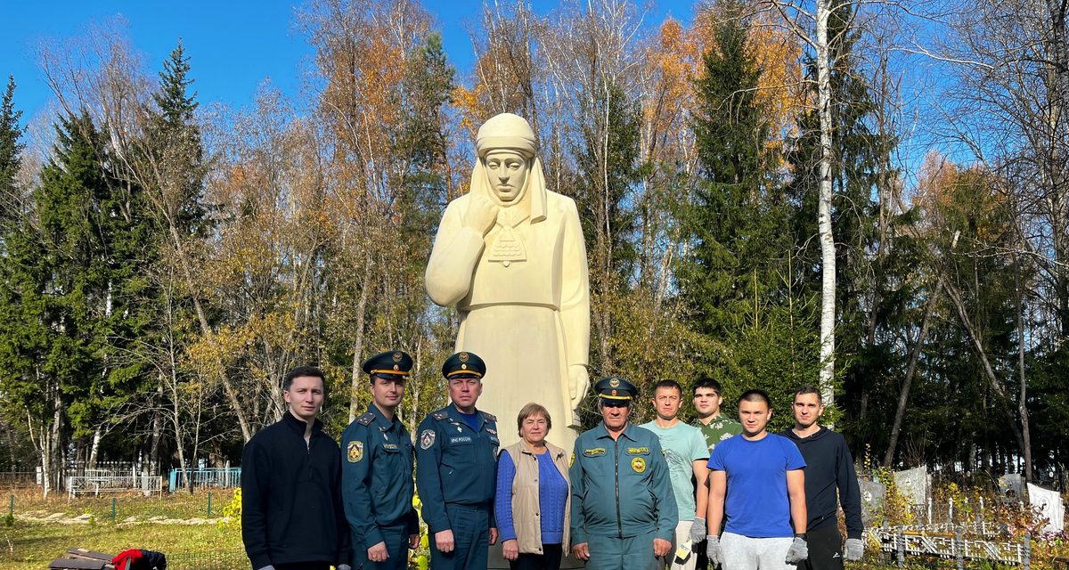Сотрудники МЧС покрасили скульптуру Скорбящей матери в Эльбарусово