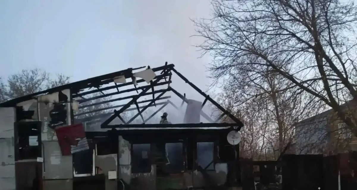 В Козловке пожар в сарае перекинулся на дом и угрожал двум соседним